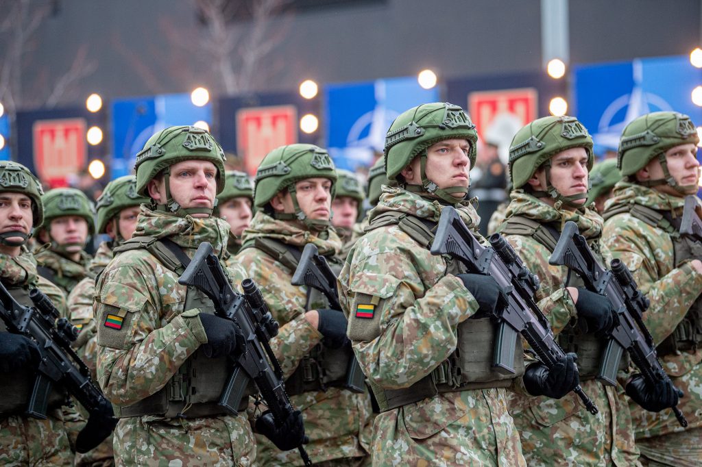 У Литві понад 8100 людей добровільно подали заявки на початкову військову службу у 2026 році. Чому охочих більше, ніж місць, і як змінилися правила призову для молоді та студентів країни.