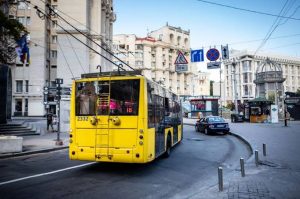 Проїзд у Києві з 15 липня коштує 30 грн. Ціни метро, автобусів, трамваїв і тролейбусів, знижки до 25 грн, місячні проїзні, пільги, старі поїздки та квиток на 90 хвилин для пасажирів.