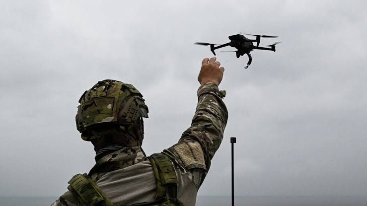 Німеччина профінансує 50 тисяч дронів Shrike для України на €90 млн. Як працює автономне наведення Auterion, коли завершать поставки та що відомо про контракт.