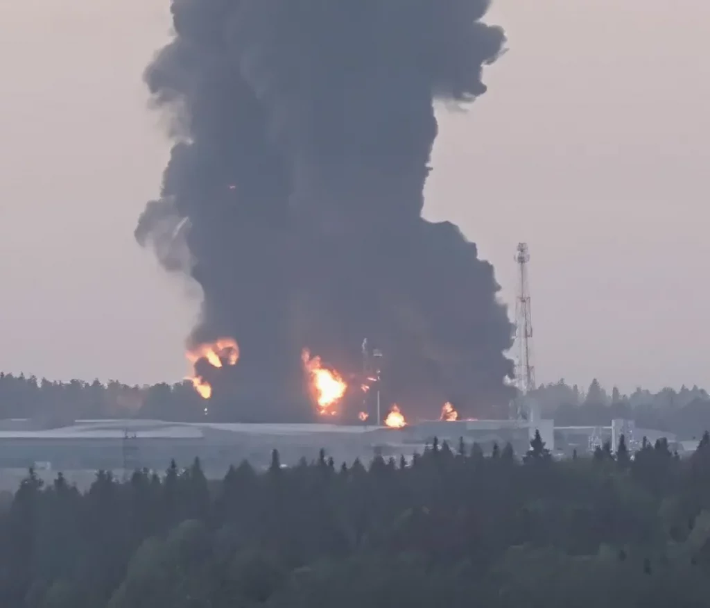 У підмосковному Корольові повідомили про пожежу на території ЦНДІмаш — головного інституту Роскосмосу. Що відомо про займання, корпус №22, ЦУП і обмеження в аеропортах Москви. Головні факти події РФ.