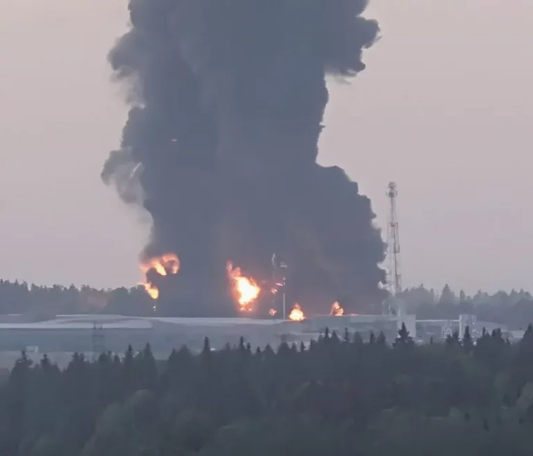 У підмосковному Корольові повідомили про пожежу на території ЦНДІмаш — головного інституту Роскосмосу. Що відомо про займання, корпус №22, ЦУП і обмеження в аеропортах Москви. Головні факти події РФ.
