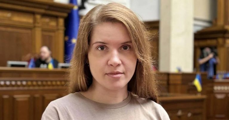 Мар’яна Безугла повернулася до парламентської фракції «Слуга народу» після виходу у 2024 році. Що стало причиною рішення депутатки та який її офіційний статус у Верховній Раді зараз.