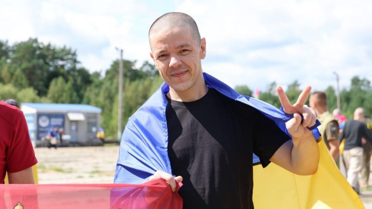 Україна повернула з російського полону 103 військових ЗСУ, ДПСУ та Нацгвардії. Серед звільнених — оборонці Маріуполя та бійці з восьми напрямків фронту. Деталі обміну 19 серпня 2026 року.