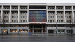Німеччина розглядає закриття «Російського дому» в Берліні через гібридні загрози. Уряд перевіряє угоду 2011 року, яка регулює роботу Goethe-Institut у Росії. Рішення про угоду готують у Берліні нині.
