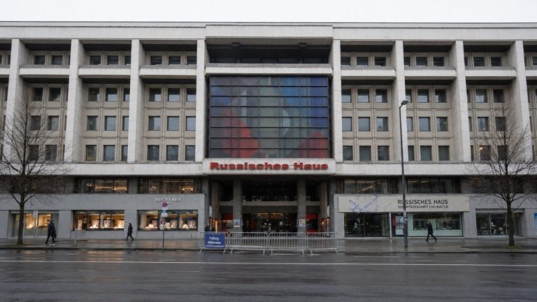 Німеччина розглядає закриття «Російського дому» в Берліні через гібридні загрози. Уряд перевіряє угоду 2011 року, яка регулює роботу Goethe-Institut у Росії. Рішення про угоду готують у Берліні нині.