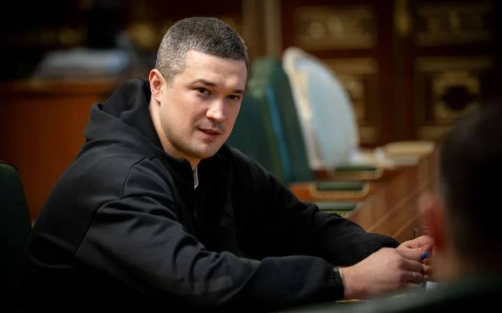 Михайло Федоров не відповідає на запрошення ТСК Ради на 31 серпня. Олексій Гончаренко заявив про можливий привід. Що передбачає закон і чому ексміністра викликали щодо операції «Мідас» саме у Києві.