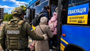 Евакуація з небезпечних районів України: коли дітей і батьків можуть вивезти примусово, хто ухвалює рішення, які документи, ліки, речі та багаж дозволено взяти із собою під час виїзду РФ.