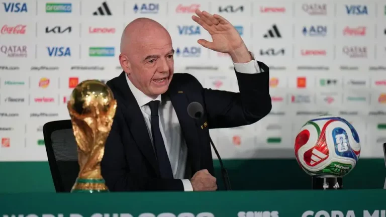 ФІФА підтримала Джанні Інфантіно після скандалу з FIFA Forward Enterprise. Що сталося, якою є позиція щодо Росії та чому рішення керівництва важливе для України й міжнародних матчів та санкцій ФІФА.
