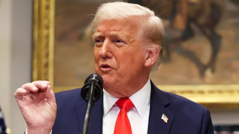 Дональд Трамп заявив, що просив Володимира Зеленського зменшити удари по російських НПЗ через тиск на світовий ринок дизеля. Що відповіла Україна та що показують дані IEA.