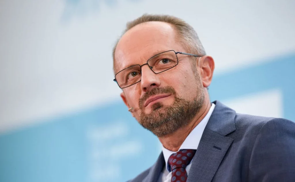 Енергетичне перемир’я між Україною та Росією можливе лише на взаємних умовах. Роман Безсмертний пояснив роль Москви, США й Китаю та позицію Києва щодо ударів по енергетиці й НПЗ Росії восени 2026-го.