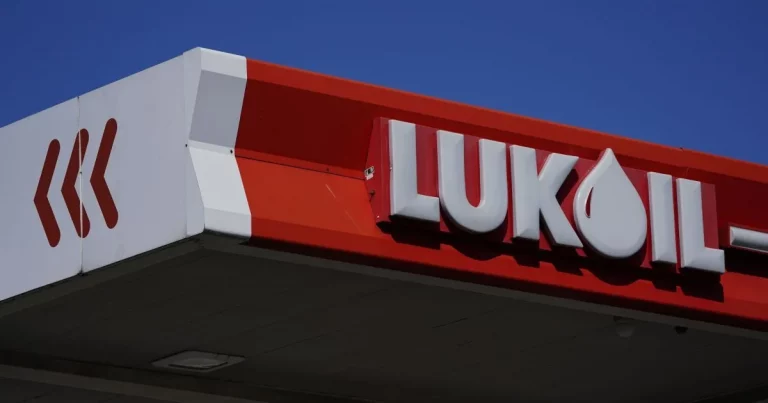 США і Росія обговорюють продаж міжнародних активів «Лукойлу» на мільярди доларів. Reuters розкрив деталі переговорів, учасників угоди та ключові умови OFAC для її проведення.