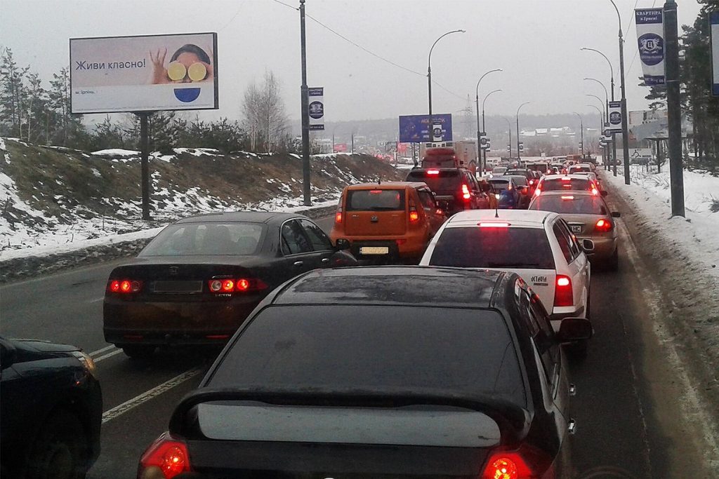 Автомобілі в заторі в Ірпені — ілюстрація до матеріалу про автоцивілку і Європротокол
