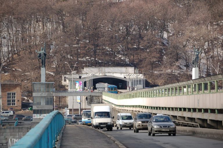 Автомобілі на мосту біля станції метро Дніпро в Києві