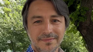 Сергій Притула показав нову сімейну фотосесію з дружиною Катериною та чотирма дітьми на фермі. Хто потрапив у кадр, як минула зйомка та які сімейні фото волонтер публікував раніше у 2026 році. Кадри.