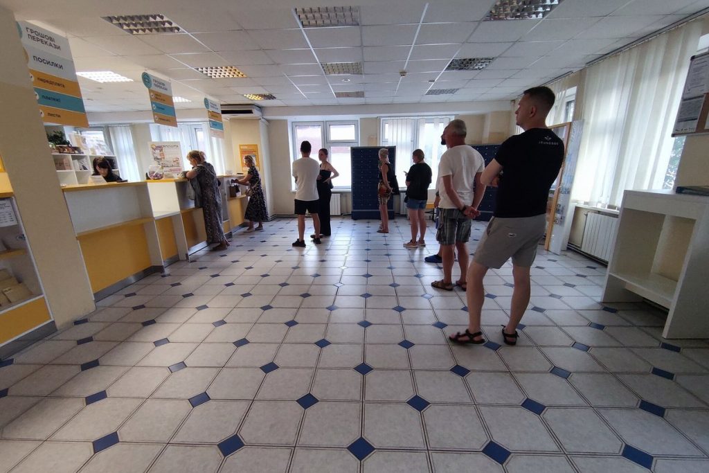 Покупці у відділенні Укрпошти отримують посилки