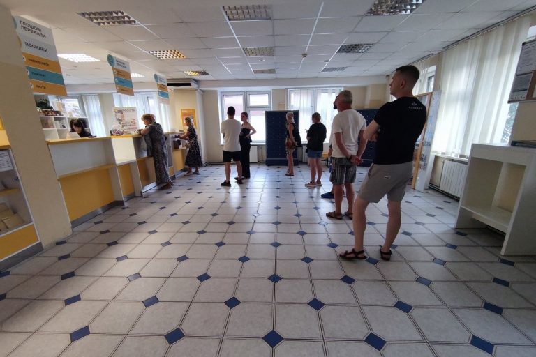 Покупці у відділенні Укрпошти отримують посилки